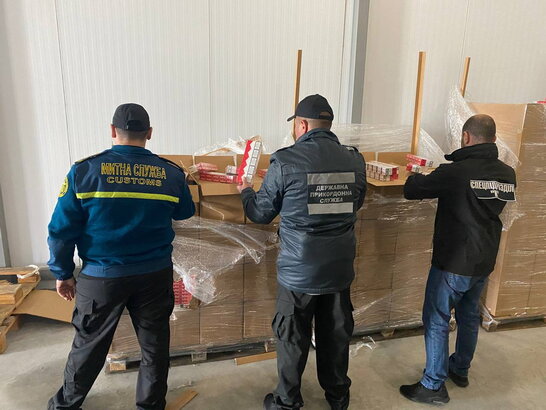Заховав між вишнями: на кордоні з Румунією виявили близько 400 ящиків контрабандни (відео)