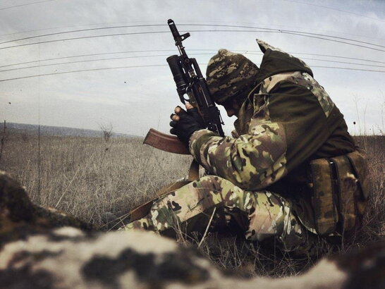 На Донбасі двоє українських військових підірвалися на вибухівці