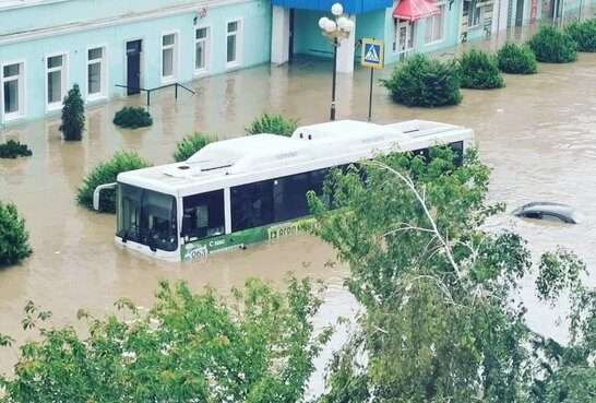 Машини пішли під воду, а вулиці перетворились на річки: в окупованому Криму затопило Керч (відео)