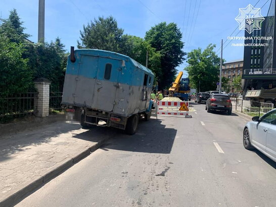 У Львові через провалля на вул. Героїв УПА не курсуватиме громадський транспорт (фото)