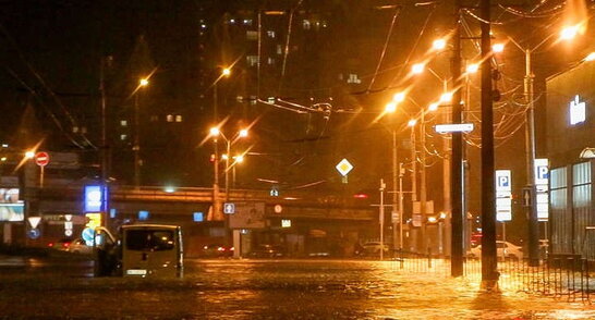 Машини "плавають" по місту: у Дніпрі після сильної зливи "попливли" усі вулиці (відео)