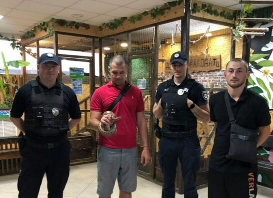 У Харкові жінка знайшла під ліжком у своїй квартирі пітона (фото)