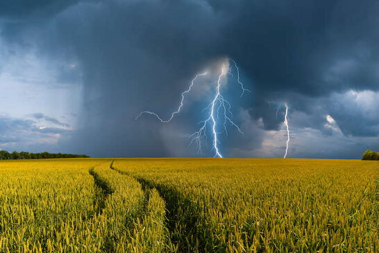 Зливи, град і шквали: на західній Україні знову оголосили штормове попередження