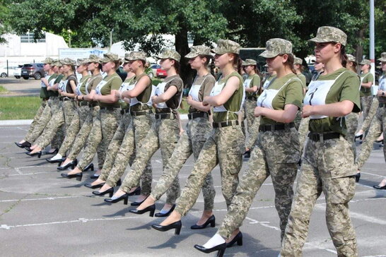 Берці на підборах: парадні черевики військовослужбовиць України змінили після хвилі критики (відео)