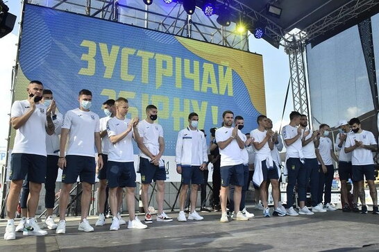 "Наші хлопці — герої!": вболівальники зустріли збірну України, яка повернулася додому (відео)