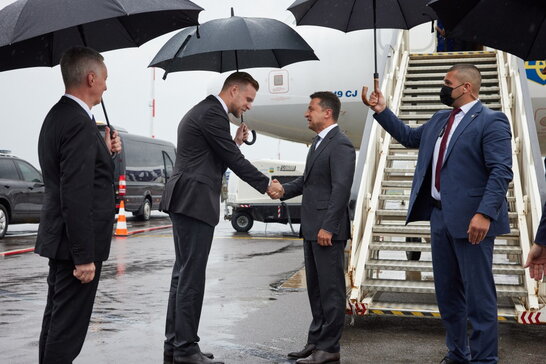 Зеленський прилетів у Вільнюс для зустрічі із президентом Литви (фото)