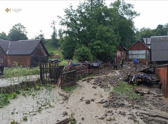 На Закарпатті після сильних дощів затопило села та дороги (фото)