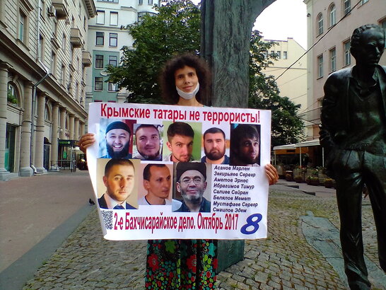 Активісти з Москви провели одиночні пікети на підтримку кримських татар (фото)