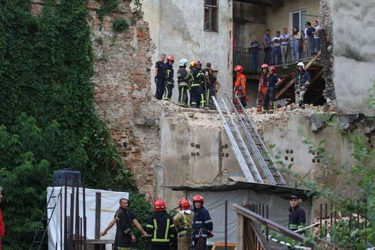 У центрі Львова обвалилась стіна будинку: під завалами знайшли тіло чоловіка (відео)