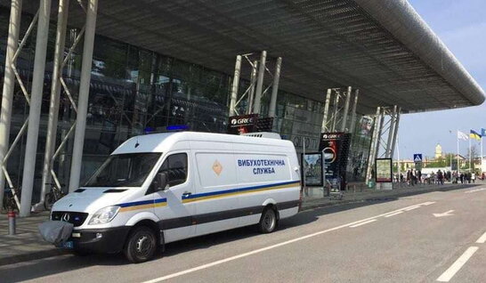 Знайшли підозрілу сумку: у аеропорту Львові евакуйовують людей через загрозу вибуху (фото)