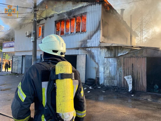Масштабна пожежа у Києві: загорівся 2-поверховий будинок (фото)