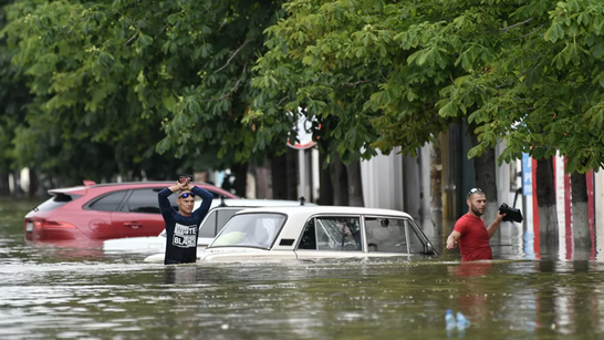 Окупований Крим знову затопило: у Керчі вулицями плавають кавуни та дині  (відео)