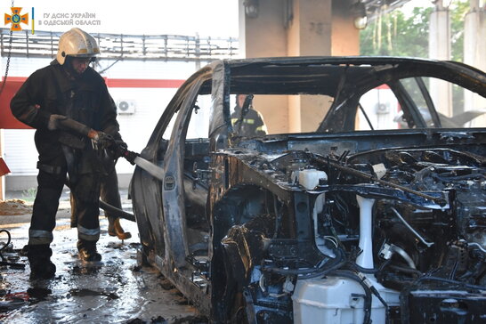 Згоріли шість автівок: в Одесі на нафтопереробному заводі трапилась пожежа (відео)