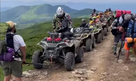 На Закарпатті чоловіки не впустили іноземців на квадроциклах на гору Петрос (відео)