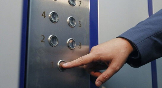 У Харкові обірвався ліфт: люди встигли вийти за кілька секунд до падіння (відео)