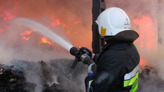 Під Дніпром спалахнула масштабна пожежа: горіла трансформаторна підстанція (відео)