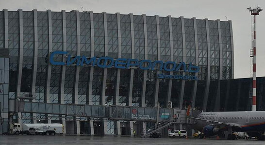 "Перетворився в морський порт": у Сімферополі затопило аеропорт (відео)