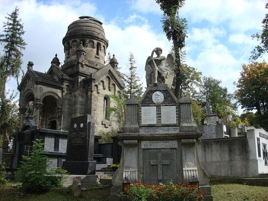 На Личаківському цвинтарі реставрують родинні каплиці (відео)
