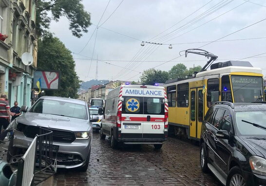 У Львові п'яний водій вилетів на тротуар і збив жінку з дитячим візочком (відео)