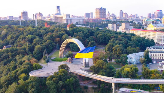 Встановили новий рекорд: у Києві дрон підняв у небо гіганстський "синьо-жовтий" прапор (фото)