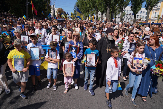 Марш захисників у Києві: учасники виконали відому пісню про Путіна (відео)
