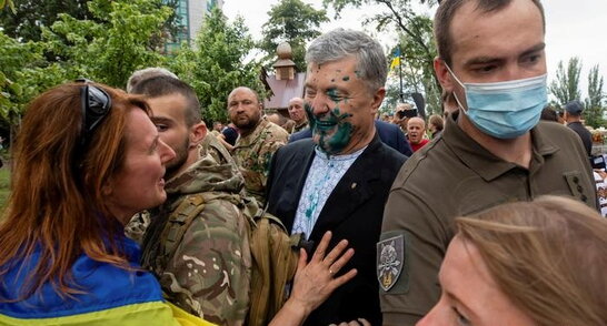 Зелений Порошенко: поліцейські встановили чоловіка, який облив експрезидента зеленкою (відео)