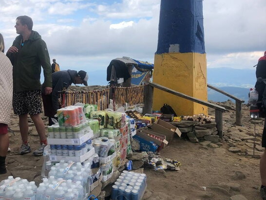 Пляшка води за 100 гривень: на вершині Говерли з'явився "базар" (фото)