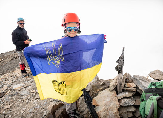 На одну з найвищих вершин Великого Кавказу піднялась 5-річна дівчинка з Рівного (фото)