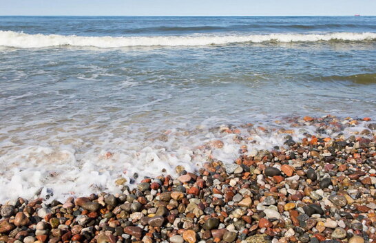 Відчувається сильний сморід: в Одесі море вкрилось невідомою білою субстанцією (відео)