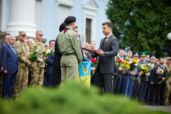 Зеленський надав звання Героя України двом добровольцям, які загинули у 2014 році (фото)