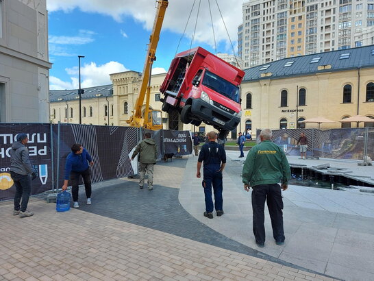 Відкрили лише день тому: у центрі Києва вантажівка провалилась у фонтан (відео)
