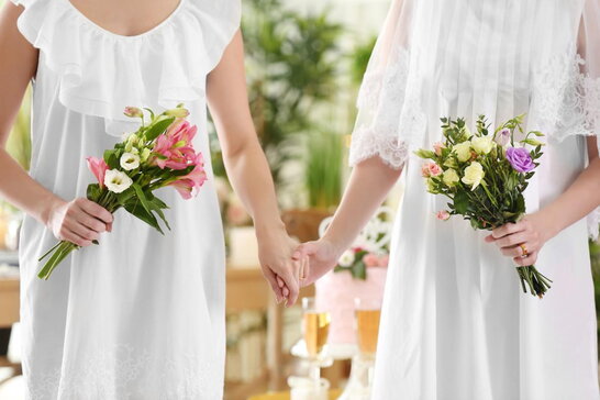 Білі сукні та дві фати: у центрі Харкова "одружилися" дві дівчини (відео)