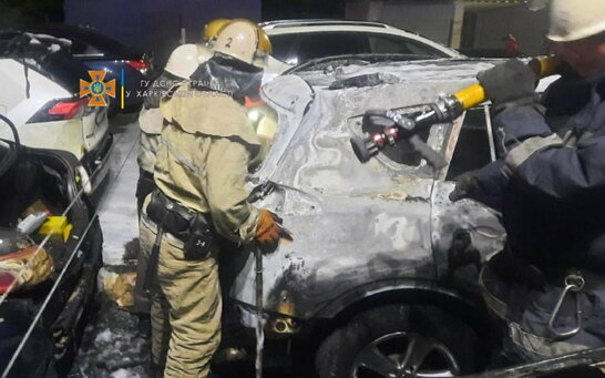 У Харкові вночі горіли шість автомобілів: рятувальники ліквідували пожежу (відео)