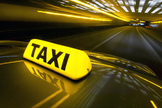 У Дніпрі таксист змусив пасажира умитися зеленкою: той не заплатив за проїзд (відео 18+)