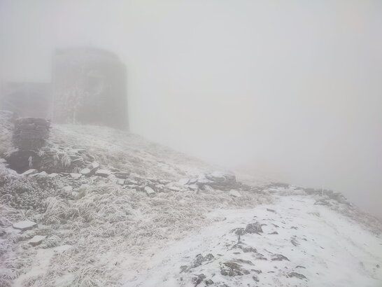 Температура сягає -4 °C: у Карпатах на горі Піп Іван випав сніг (фото)