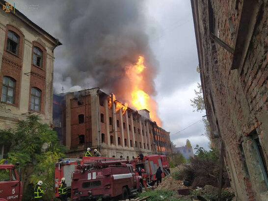 Вогонь охопив усі поверхи великої частини будівлі: масштабна пожежа на Закарпатті (відео)