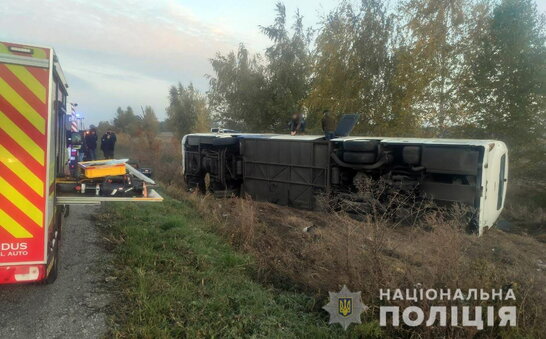 На Полтавщині пасажирський автобус потрапив у ДТП: внаслідок аварії постраждало 11 пасажирів (фото)