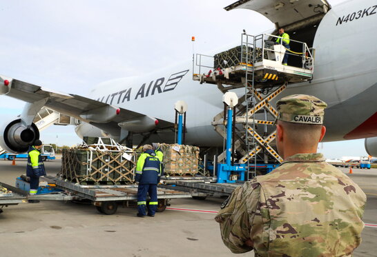 В Україну прибув перший вантаж безпекової допомоги від США (фото)