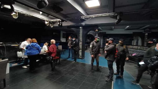 В Івано-Франківську охочі зробити щеплення заблокували медиків у центрі вакцинації
