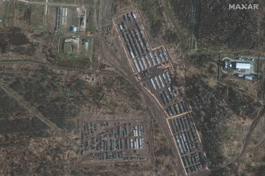 POLITICO опублікувало супутникові знімки з технікою РФ біля кордонів України (фото)
