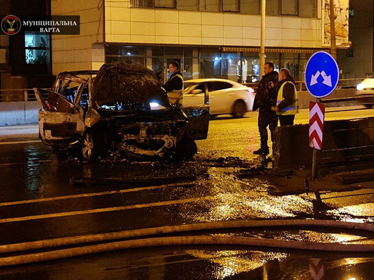 У Києві п'яний водій протаранив бетонний парапет: авто вибухнуло (фото)