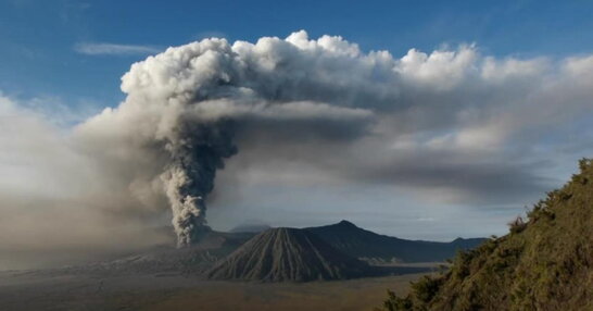 В Індонезії вивергається вулкан: жителі рятуються від величезного шлейфу попелу (фото, відео)