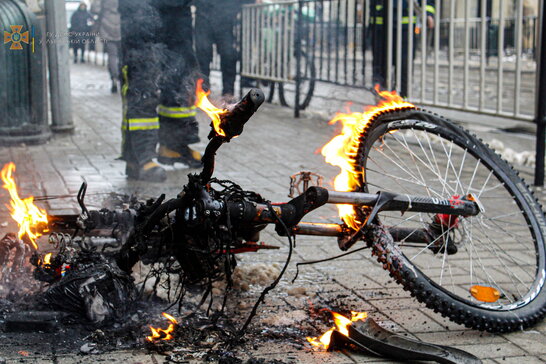 У Львові в кур'єра на ходу загорівся електровелосипед (відео)