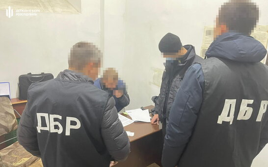 Прямо у будівлі суду: у Харківській області затримали поліцейського, який торгував наркотиками у слідчому ізоляторі