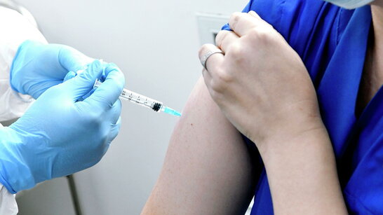 Ще одне щеплення: ВООЗ схвалила екстрене застосування вакцини від коронавірусу