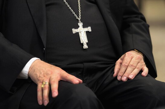 Грішний отець: львівського священника вдруге покарали за знущання над дружиною