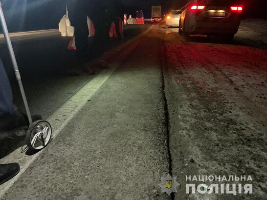 На Львівщині вантажівка збила дівчину з хлопцем, юнак загинув на місці