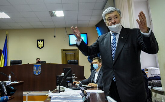 Порошенко прибув до Печерського суду (відео)