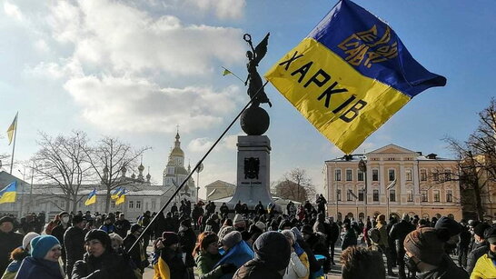 "Одна, єдина, соборна Україна!", - харків'яни вийшли під синьо-жовтими прапорами на марш, аби нагадати - місто є кому захищати! (відео)