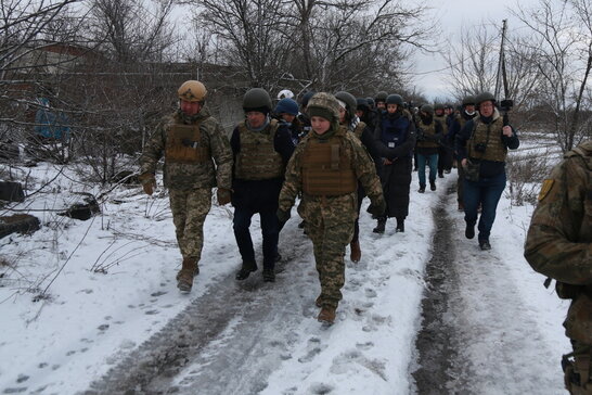 Геращенко попросив українських військових допомагати іноземним журналістам